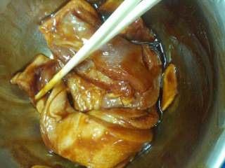 3、烤无皮五花肉,搅拌均匀腌制十小时左右