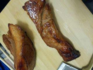 5、烤无皮五花肉,在取出来翻个身烤二十分钟左右即可