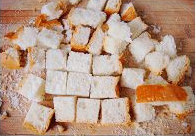 1、面包布丁,吐司切块备用，葡萄干或曼越莓干提前泡一下。