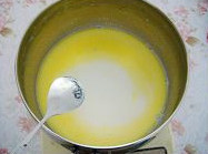 3、面包布丁,放入黄油融化，放至变凉成奶浆（可以放凉水里面隔水降温）。