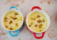 6、面包布丁,撒上葡萄干或曼越莓干。