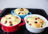 7、面包布丁,烤盘内放水，将烤碗放入烤盘的水中，放入烤箱，烤箱预热 165℃，上下火，30分钟.