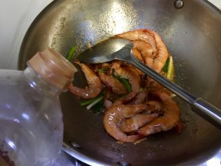 17、恨不能吮手指的好味➕茄汁油焖大虾,淋入少许料酒翻炒去腥