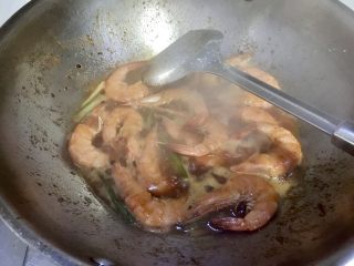 22、恨不能吮手指的好味➕茄汁油焖大虾,中火汤汁煮开转小火加盖再焖两分钟，尝下汤汁咸淡，根据个人口味添加少许食盐，