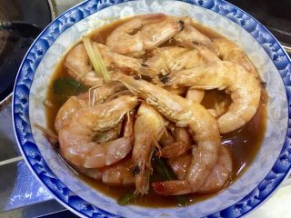 23、恨不能吮手指的好味➕茄汁油焖大虾,转大火收汁半分钟到汤汁颜色加深油亮即可出锅。阿晨今天特意多留了一些汤汁泡饭，实在太鲜美了????