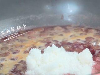 6、葡萄果酱,煮开后加100克糖。这个葡萄巨甜，糖的量放的比较低。葡萄不太甜或者想延缓保质期，要再加糖，糖也是一种保鲜剂。