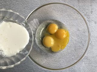 2、抹茶蛋糕卷,加入纯牛奶