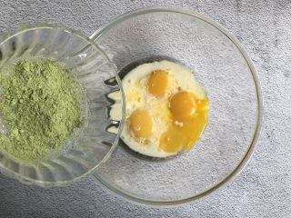 3、抹茶蛋糕卷,加入抹茶粉
