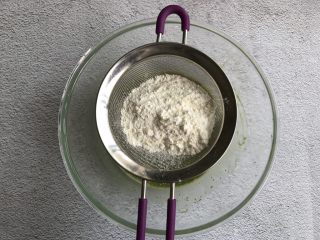 4、抹茶蛋糕卷,最后筛入低筋面粉