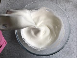 9、抹茶蛋糕卷,打至提起打蛋器出现大弯勾即可