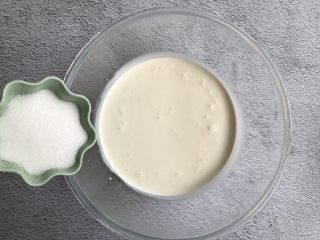 16、抹茶蛋糕卷,淡奶油中加入白砂糖打发