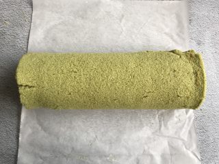 19、抹茶蛋糕卷,从一头卷起来,放冰箱冷藏一小时定型即可