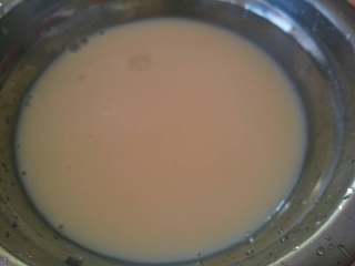 2、双皮奶,取下保鲜膜放至温热