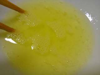 3、双皮奶,白糖加入蛋清里拌匀融化