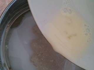 5、双皮奶,再把搅拌好的牛奶蛋液过筛