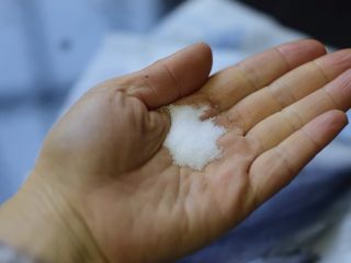 2、健康烧烤摊之干煎鲳鳊鱼,准备3克盐。