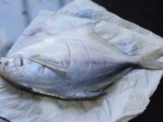 3、健康烧烤摊之干煎鲳鳊鱼,将鱼内外均匀抹上盐。轻柔地按摩一会儿。放入冰箱保存，腌半小时以上。