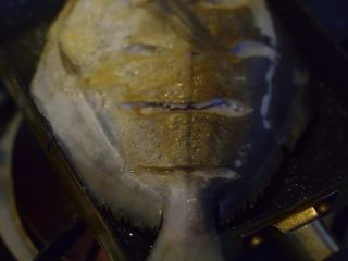 5、健康烧烤摊之干煎鲳鳊鱼,一面煎得金黄后，翻个面，也煎到金黄。