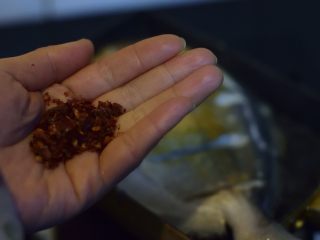 6、健康烧烤摊之干煎鲳鳊鱼,准备辣椒粉。用量视辣椒粉的辣度与自己能吃辣的程度而定。