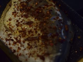 7、健康烧烤摊之干煎鲳鳊鱼,均匀撒在鱼身上。