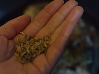 8、健康烧烤摊之干煎鲳鳊鱼,准备孜然粒。