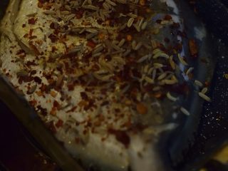 9、健康烧烤摊之干煎鲳鳊鱼,均匀撒在鱼身上。