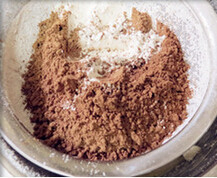 3、趣多多,筛入低粉和可可粉，用刮刀切拌均匀至无干粉状