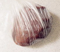 4、趣多多,加入一半巧克力豆和成面团，放入保鲜袋，冷藏松弛30分钟