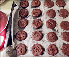 5、趣多多,整形做成小圆饼状，上面放巧克力豆点缀，入150℃预热好的烤箱中层，烤12-15分钟