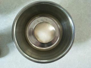 1、淡奶油老式面包,将中种材料中的淡奶油、牛奶、糖、酵母充分拌匀，加入面粉揉成面团