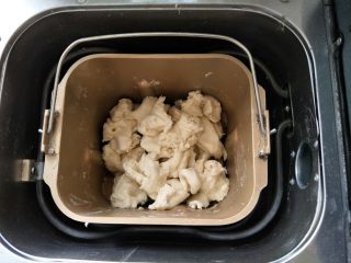 3、淡奶油老式面包,把面团撕成小块，放到面包桶内