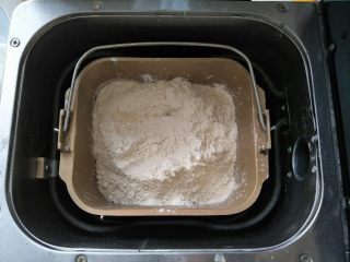 4、淡奶油老式面包,加入主面团的所有材料，启动和面程序30分钟 