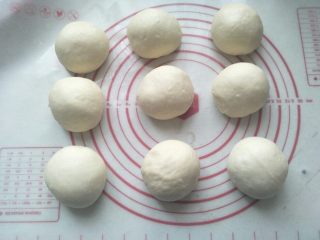 5、淡奶油老式面包,揉好的面团非常光滑，直接分成6份，滚圆松弛15分钟
