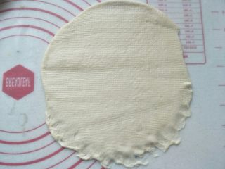 6、淡奶油老式面包,松弛好后将面团擀开