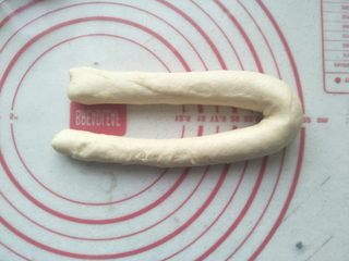 8、淡奶油老式面包,搓长后对折