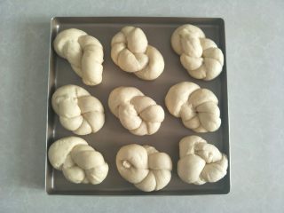 11、淡奶油老式面包,全部整理好放入烤盘