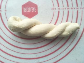 9、淡奶油老式面包,然后扭起来