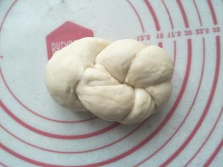 10、淡奶油老式面包,把一头塞进对折的那个洞中