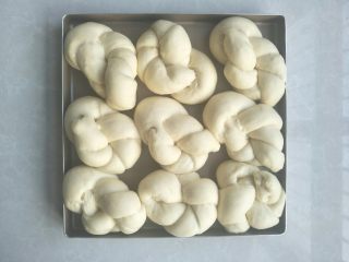 12、淡奶油老式面包,进行二发，发酵至明显变胖