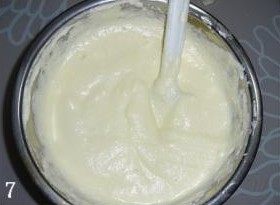 7、万圣节蛋糕卷,再将拌好的面糊倒回剩余三分之二蛋白中,翻拌成细腻糊状