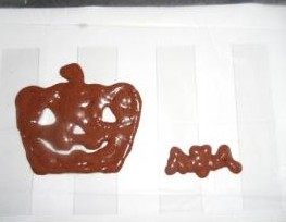 8、万圣节蛋糕卷,将图案纸放在烤盘底下,上面铺一张油纸,再刷层薄油,取少量面糊和可可粉拌匀放入裱花袋,在油纸上挤出南瓜和蝙蝠的图案,放入预热好170度的烤箱1分钟拿出