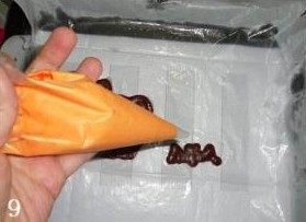 9、万圣节蛋糕卷,将红、黄食用色素混合成橙色,再取适量面糊拌匀装入裱花袋