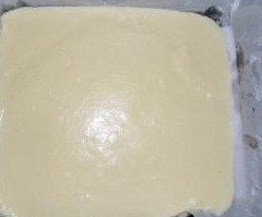 11、万圣节蛋糕卷,将原味面糊倒入烤好花纹的烤盘,拿起烤盘振一下振出大气泡