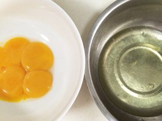 1、香蕉戚风蛋糕,蛋白、蛋黄分离在无水无油的器皿内。