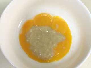 3、香蕉戚风蛋糕,把香蕉泥加入蛋黄内。