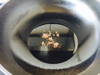 5、家熬平子鱼 （附有煎鱼小妙招）,锅热后放入约100g油，然后放入花椒，花椒爆出香味。