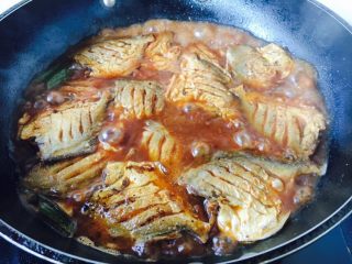 15、家熬平子鱼 （附有煎鱼小妙招）,汤汁的量与鱼齐平