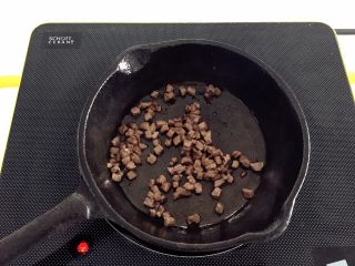 1、南瓜酱汁牛肉面,热锅,放入植物油,加入牛肉炒熟