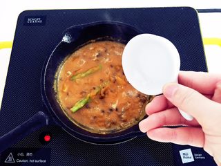 3、南瓜酱汁牛肉面,此时南瓜酱汁变得比较浓稠,加少许盐(可不加)搅拌调味