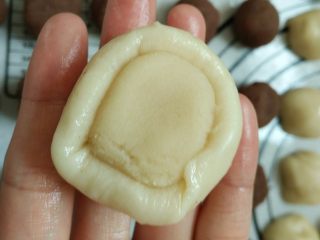 3、红豆酥,5.用油皮裹上油酥，收紧口